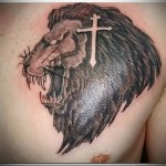 тату оскал льва и крест - мужская татуировка на грудь