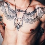 тату песочные часы и большие крылья на всю грудь - мужская татуировка на грудь