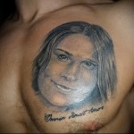 тату портрет девушки и надпись - мужская татуировка на грудь