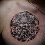 тату портрет мужчины в славянском символе - мужская татуировка на грудь