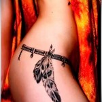 тату пояс с перьями на талию - татуировка на пояснице женская фото