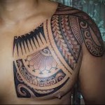 тату простой узор маори на пол груди - мужская татуировка на грудь