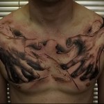 тату руки которые вонзились в грудь - мужская татуировка на грудь