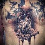 тату сердце в ладони и череп - мужская татуировка на грудь