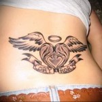 тату сердце с крыльями и нимбом - татуировка на пояснице женская фото