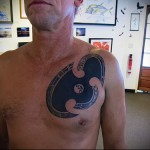 тату символ выполнена в стиле блек ворк - мужская татуировка на грудь
