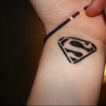 тату символ супермена - татуировка буква S