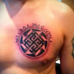 тату славянская руна в круге и символы - мужская татуировка на грудь