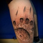 тату след животного и царапины - мужская татуировка на плече