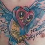 тату сова и надпись - никаких сожалений - только воспоминания - мужская татуировка на грудь