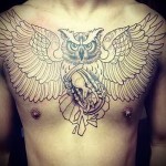 тату сова с песочными часами в лапах - мужская татуировка на грудь