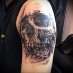 тату страшный череп - мужская татуировка на плече