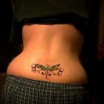 тату стрекоза с зелеными крыльями - татуировка на пояснице женская фото