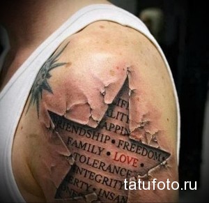 Фото тату: реалистичная татуировка на плече, имитирующая разорванную кожу, сквозь которую видны надписи и символы. Эффект 3D.