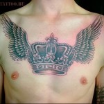тату царская корона и крылья - мужская татуировка на грудь