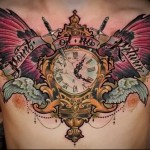 тату часы крылья и мечи - мужская татуировка на грудь