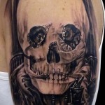 тату череп и клоуны - мужская татуировка на плече