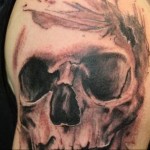 тату череп с дыркой от пули - мужская татуировка на плече