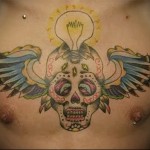 тату череп с крыльями и лампочка - мужская татуировка на грудь