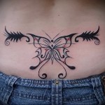 тату черная бабочка с завитками - татуировка на пояснице женская фото