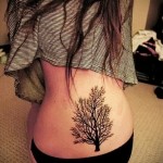 тату черное дерево - татуировка на пояснице женская фото