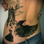 тату черный ворон и дерево - татуировка на пояснице женская фото