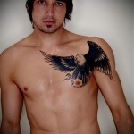 тату черный орел - мужская татуировка на грудь