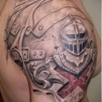 тату шлем рыцаря и доспехи - мужская татуировка на плече