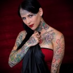 татуированная девушка с татуировкой на лбу