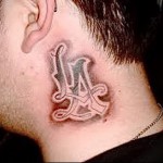 татуировка LA - татуировка на шее мужчины - фото