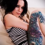 татуировка rhg и голубые волны на ногу для девушки