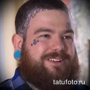 Фото тату на лице мужчины: небольшие татуировки под глазами, на висках и над бровями. Оригинальный стиль татуировки.