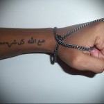 татуировка арабская надпись на руке