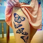 татуировка бабочки в полете на ногу для девушки