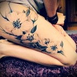 татуировка белые цветы на ногу для девушки