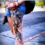 татуировка большое дерево на левой ноге девушки