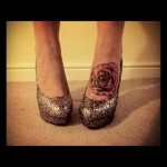 татуировка бутон розы внизу ноги