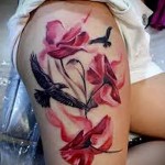 татуировка вороны и красные цветы на ногу для девушки