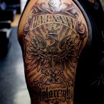 татуировка герб с орлом и крест - мужская татуировка на плече