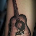 татуировка гитара на запястье мужчины