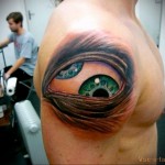 татуировка глаз с двумя зрачками - мужская татуировка на плече
