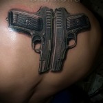 татуировка два пистолета между лопаток