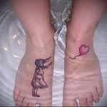 татуировка девочка и воздушный шарик внизу ноги девушки