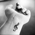 татуировка для мужчины на запястье с рисунком скрипичного ключа