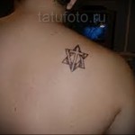 татуировка звезда давида и крест на лопатке