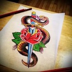 татуировка змея обвивающая кинжал