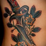 татуировка инкрустированный камнями нож и цветы