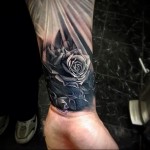 татуировка каменная роза на запястье
