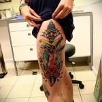 татуировка кинжал и бабочка на ногу - цветное тату