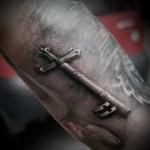 татуировка крест в виде ключа